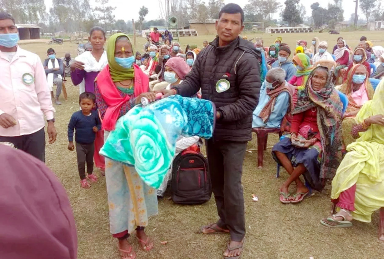 चर्रामे विपन्न जेष्ठ नागरिकहे न्यानो कपडा वितरण