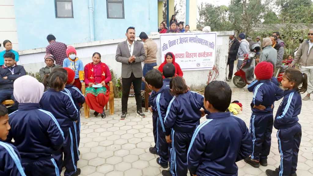 विद्यार्थीनहे गरम कपरा