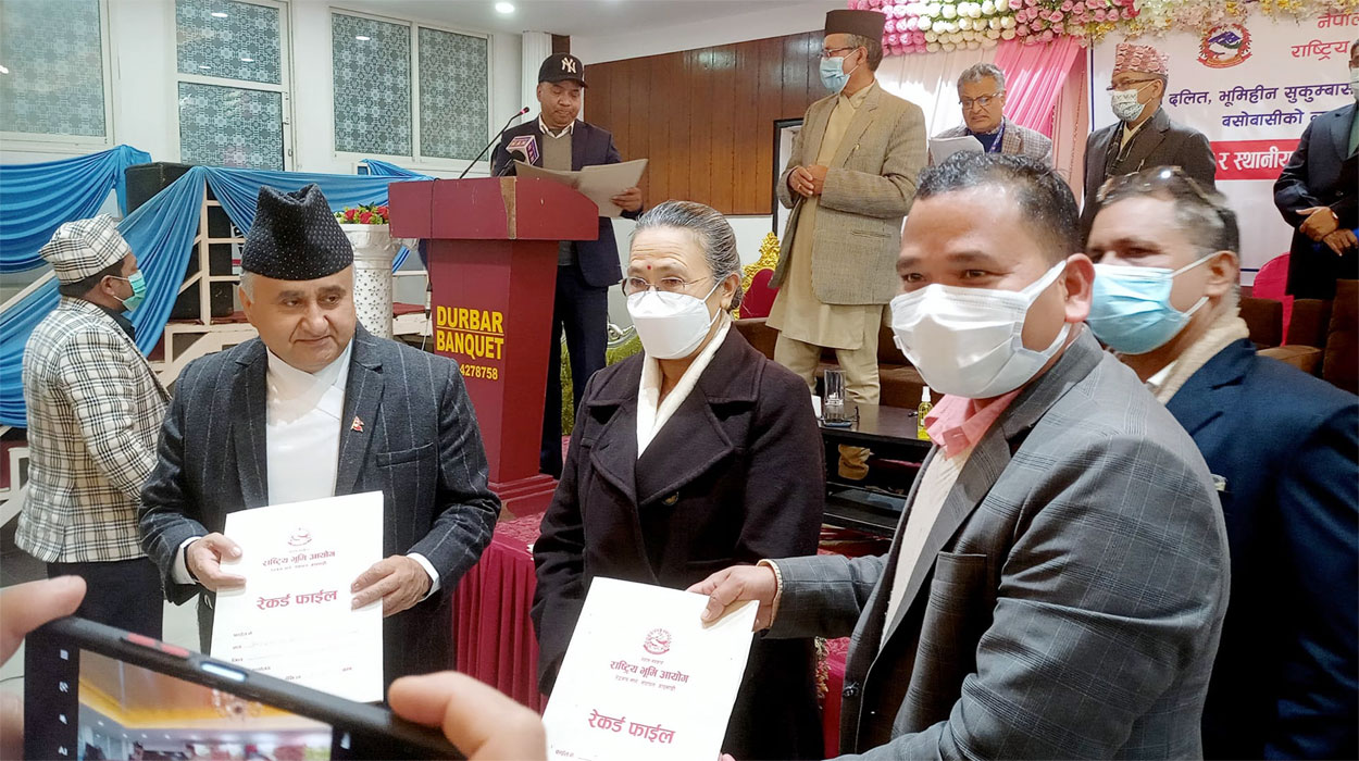 कैलारीसे भूमिहीनहे लालपूर्जा वितरणके लाग सम्झौता
