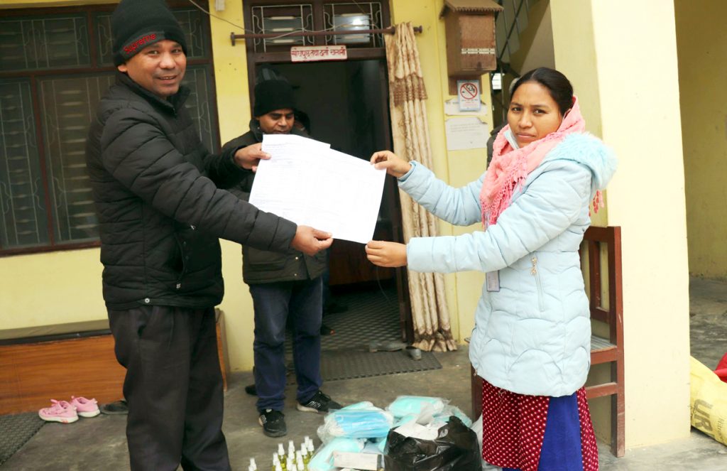 दिगो विकाससे स्वास्थ्य सामग्री सहयोग