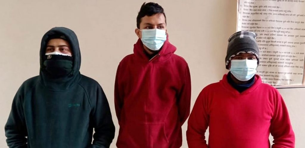 लागु औषधसहित तीन जे पक्राउ