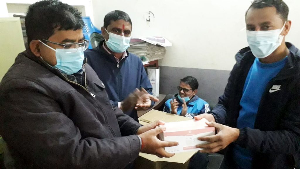 स्थापना दिवसमे स्वास्थ्य सामग्री वितरण