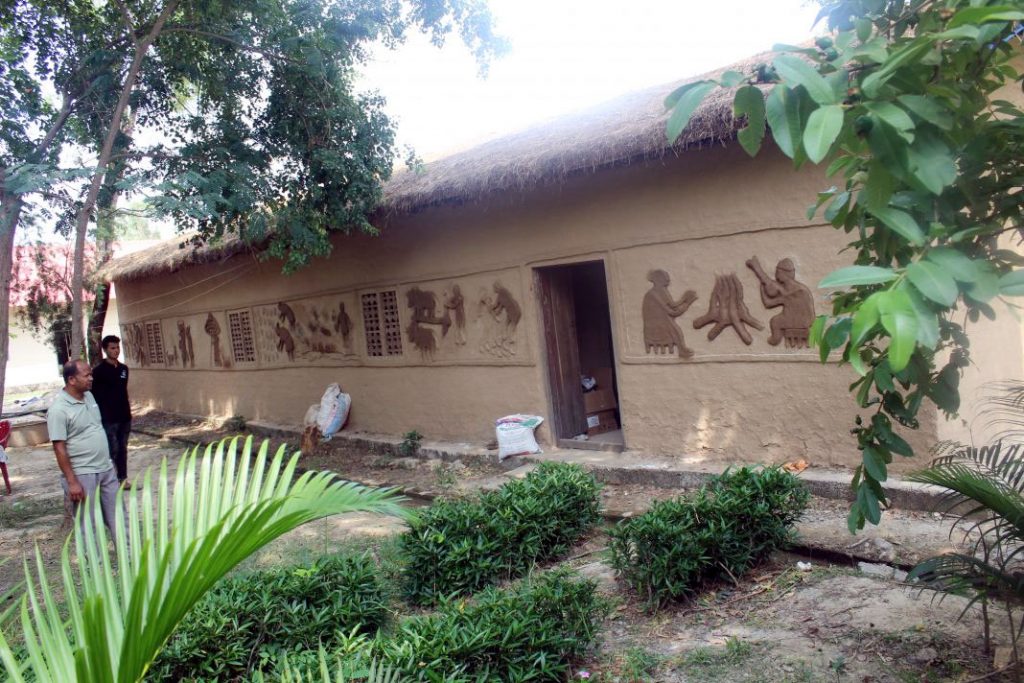 थारु समुदायके घर उत्तर–डख्खिन