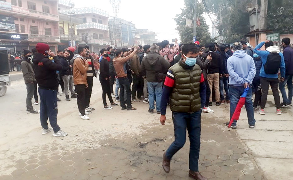 धनगढीमे एमाले कार्यकर्ता ओ प्रहरीबीच झडप