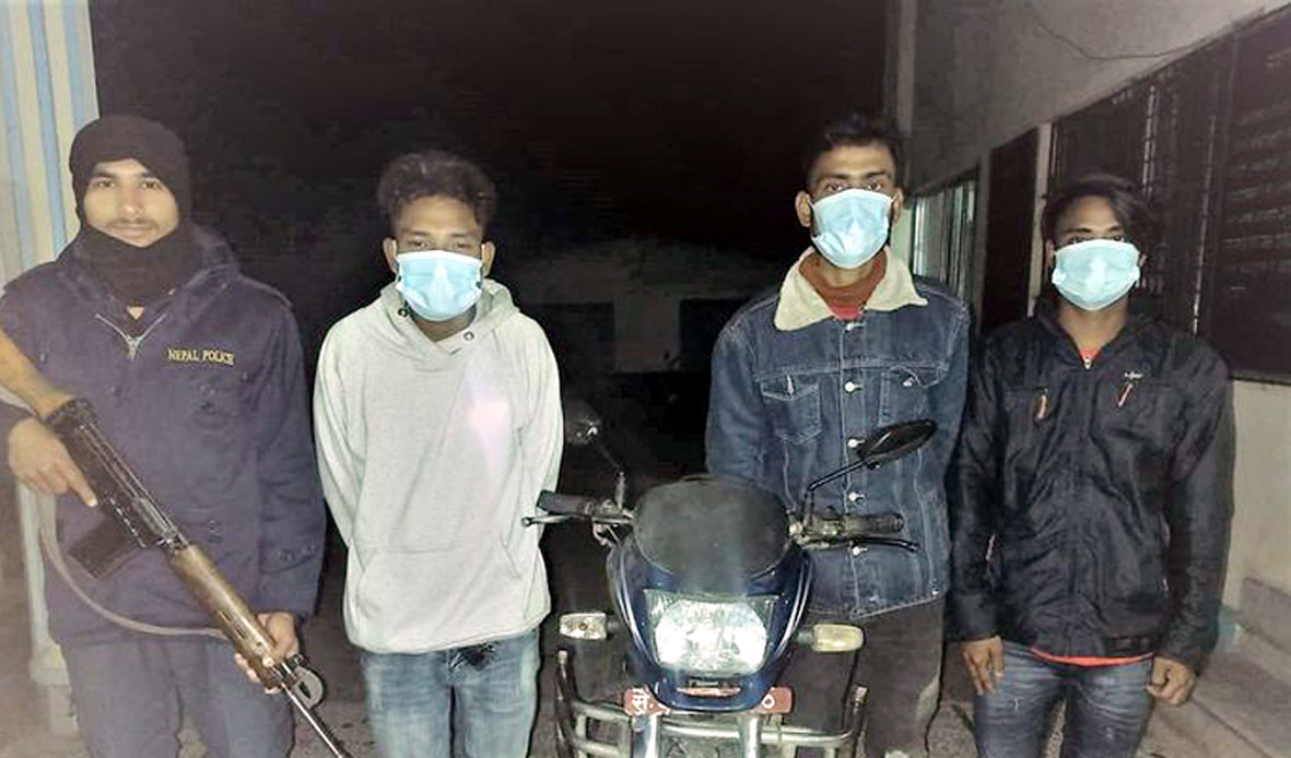 लागूऔषधसहित ३ पक्राउ