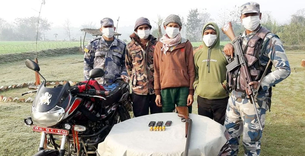 बन्दुक सहित तीन जे पक्राउ