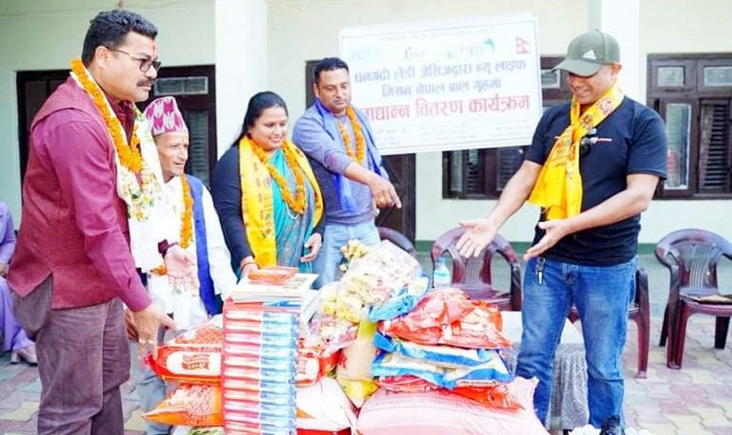 धनगढी लेडी जेसिससे बाल गृहहे खाद्यन्न वितरण