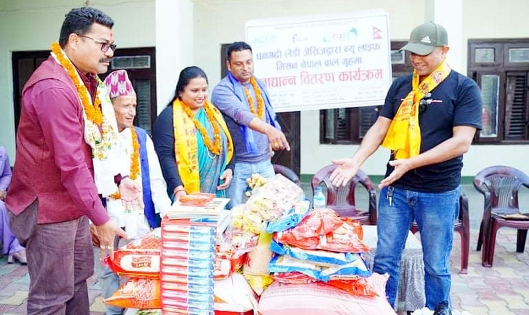 धनगढी लेडी जेसिससे बाल गृहहे खाद्यन्न वितरण