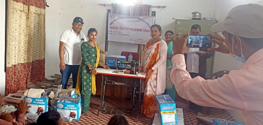 दलित समुदायहे पुर्ख्यौली पेशा सामग्री वितरण