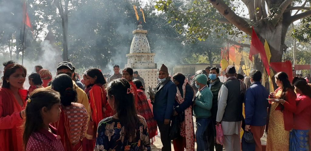 शिव मन्दिरमे सक्करहीसे दर्शनार्थीके भिड