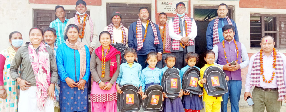 साल्टट्रेडिङसे मुक्त कमैयाके विद्यार्थीहे झोला वितरण