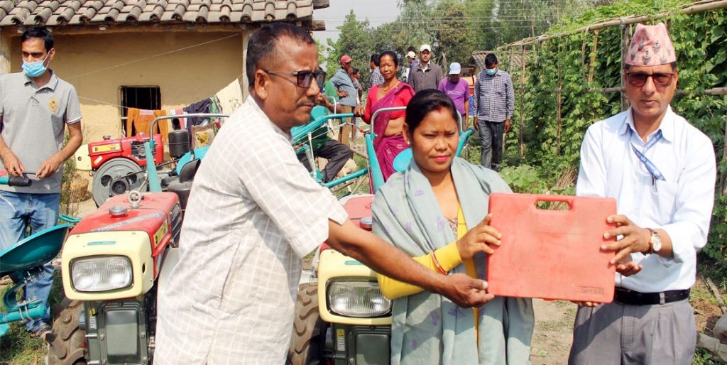 कैलालीके किसानहे कृषि सामग्री हस्तान्तरण