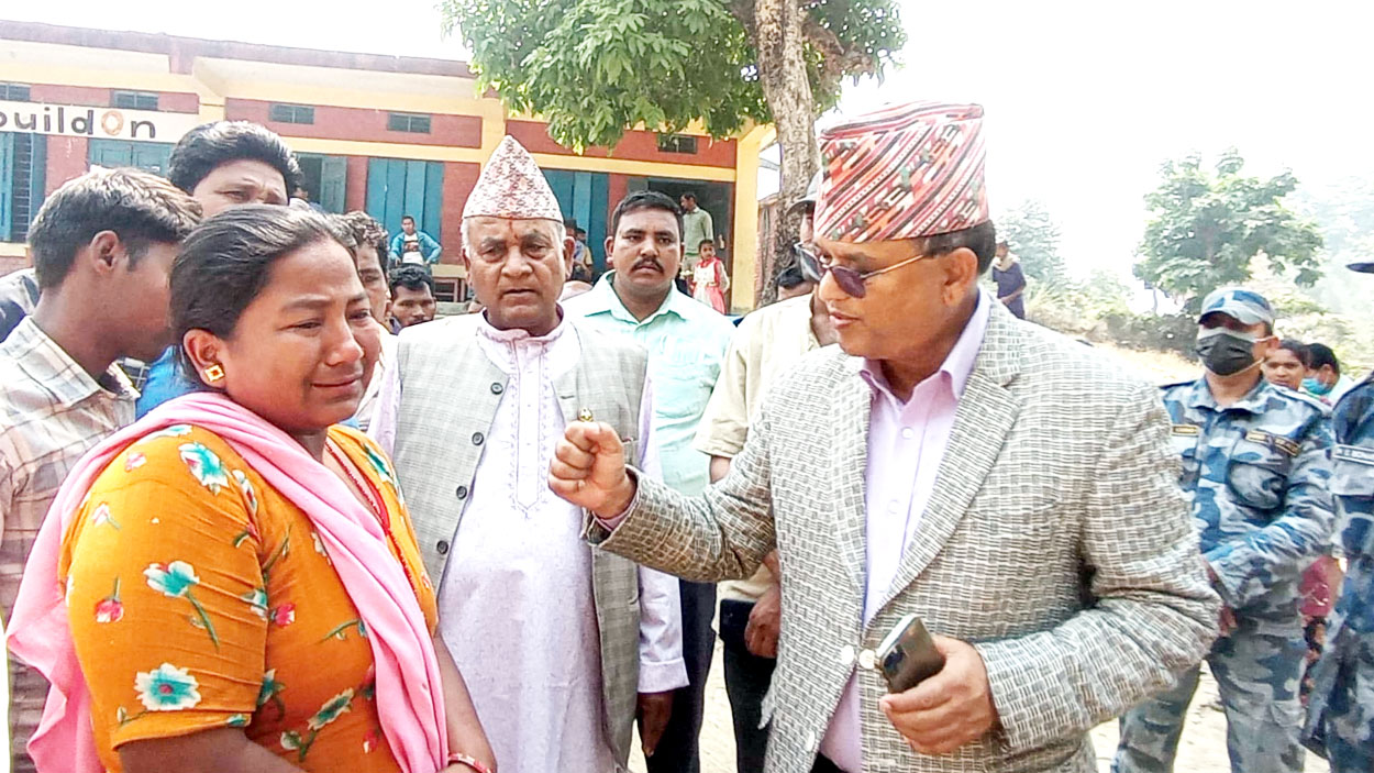 आगलागी पीडितहे मन्त्री रावल ओ राज्यमन्त्री रैकासे राहत वितरण