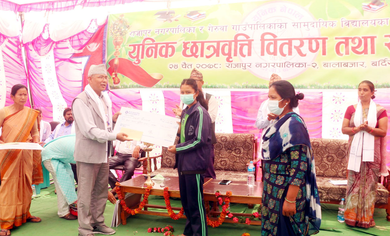 विद्यार्थीहुकनहे ३ लाख ६० हजार बराबरके युनिक छात्रवृत्ति