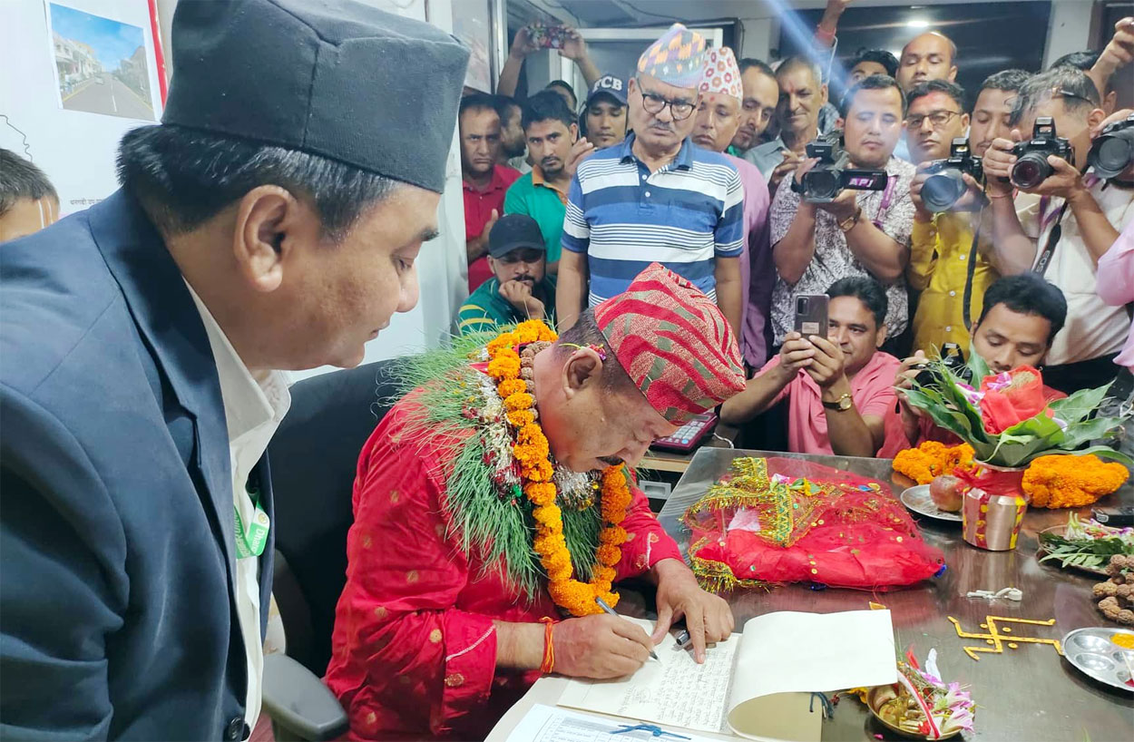 नगरप्रमुख हमालसे पदभार ग्रहण