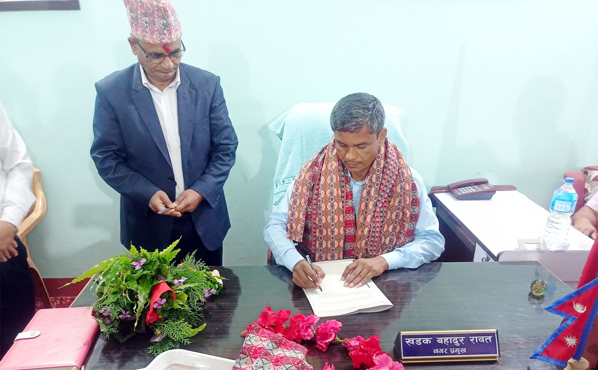 घोडाघोडीके नगरप्रमुख रावतसे पदभार ग्रहण