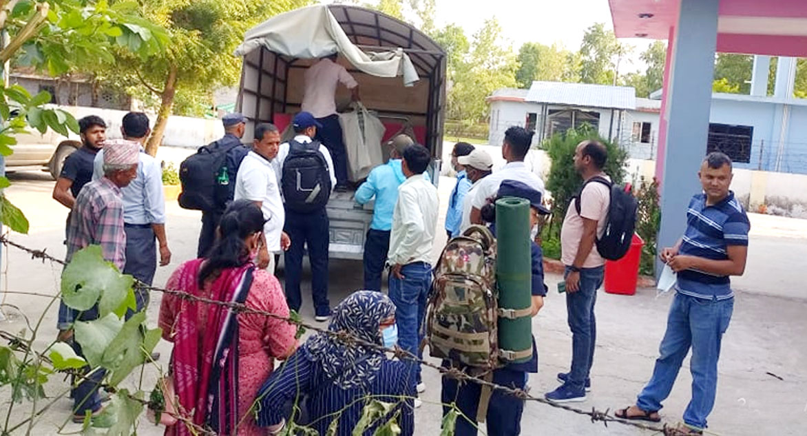 सामग्री बुझके मतदान केन्द्रमे खटलै कर्मचारी