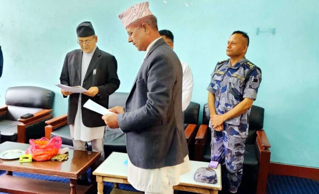 गोदावरीके नवनिर्वाचित नगरप्रमुख भट्टसे सपथ