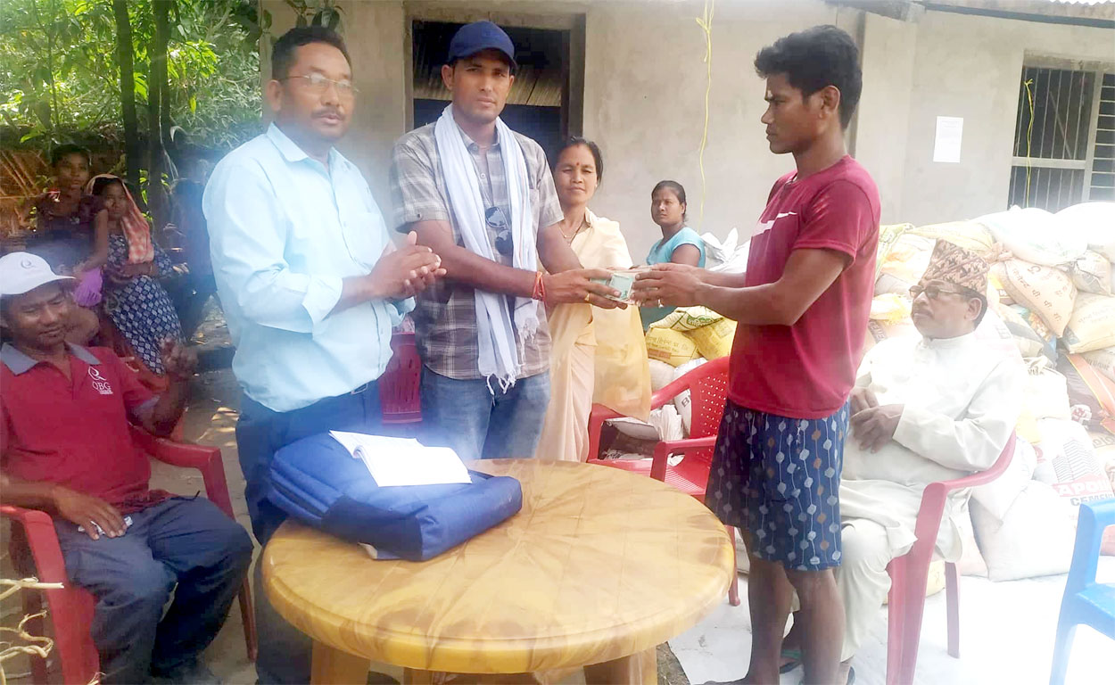 आगलागी प्रभावितहे नगदसहित खाद्यान्न सहयोग