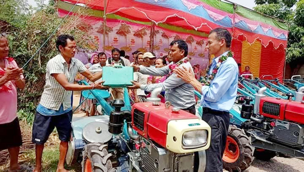 कृषकहे कृषि यन्त्र हस्तान्तरण