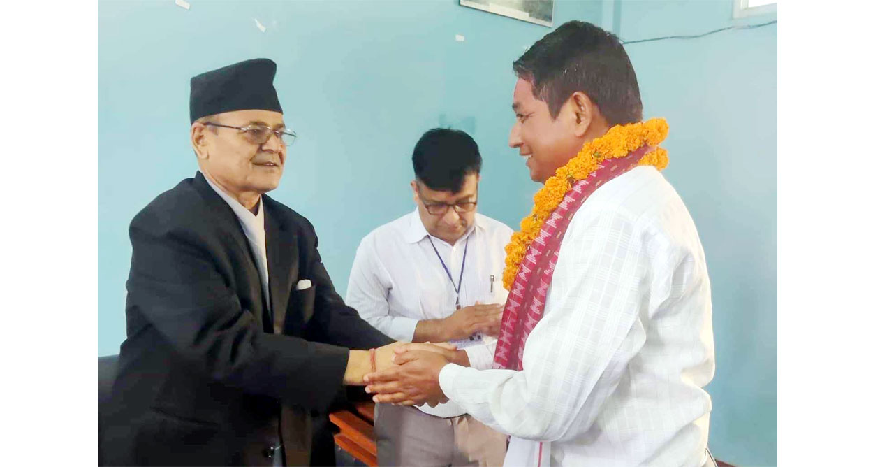कैलारीके नवनिर्वाचित अध्यक्ष चौधरीसे सपथ