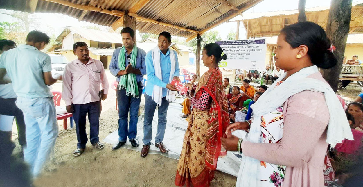 आगलागि पीडितहे नगद सहयोग वाफत चेक हस्तान्तरण
