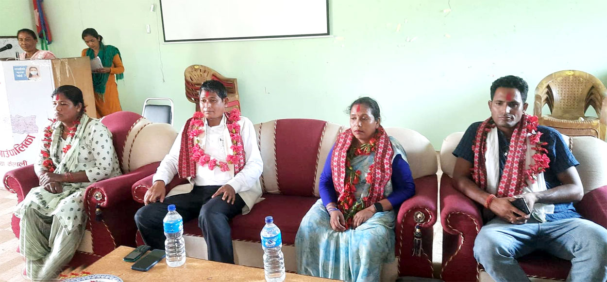 शिक्षकसे बधाई तथा सम्मान कार्यक्रमसंगे ज्ञापनपत्र बुझैलै