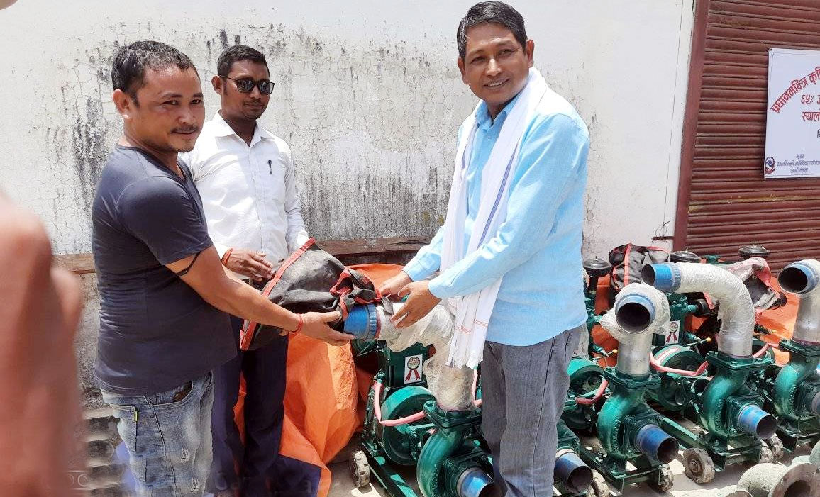 किसानहे सिँचाई तथा स्यालो ट्यूवेल वितरण