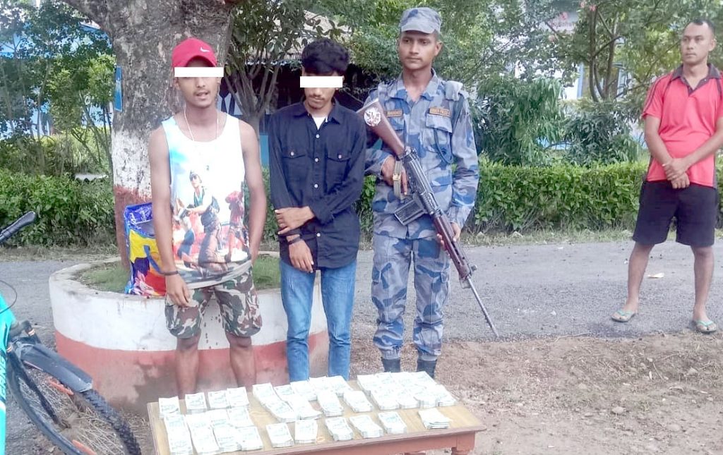 १७ लाख भारतीय रुपैयाँसहित दुई पक्राउ