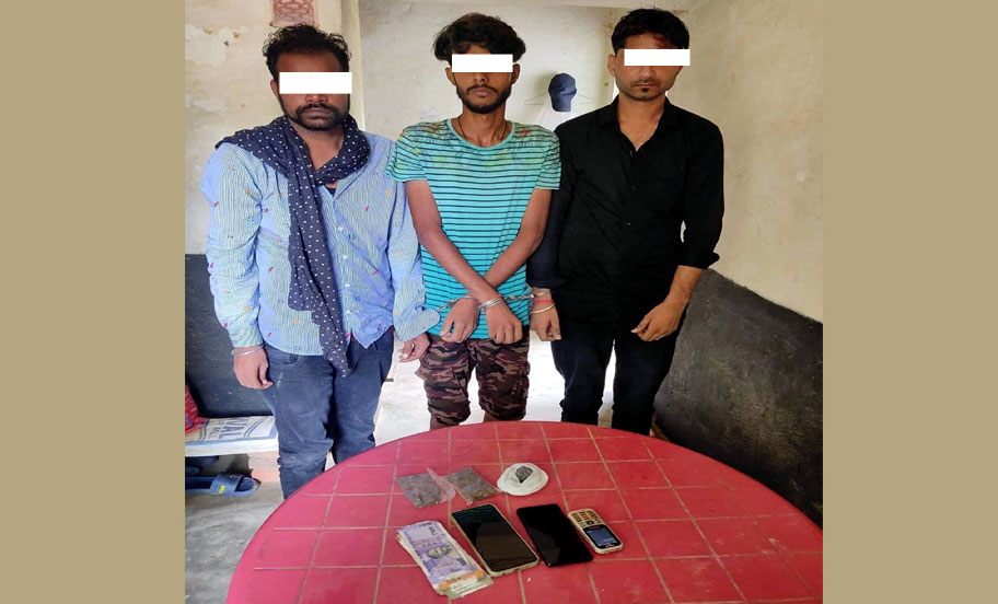 लागु औषध सहित तीन पक्राउ