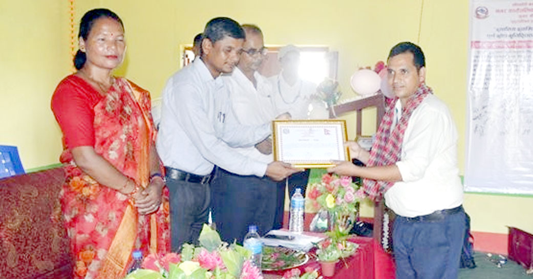 घोडाघोडीके उत्कृष्ट ७ कर्मचारी सम्मानित