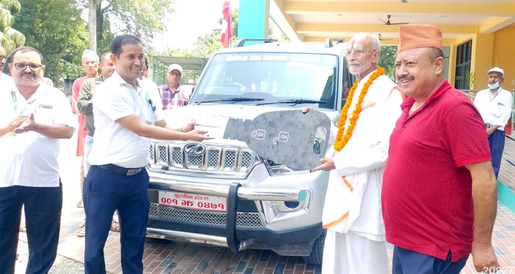 मेयर हमाल अपन चिहुर्ना गाडी वडा क्लिनिकके लाग डेलै