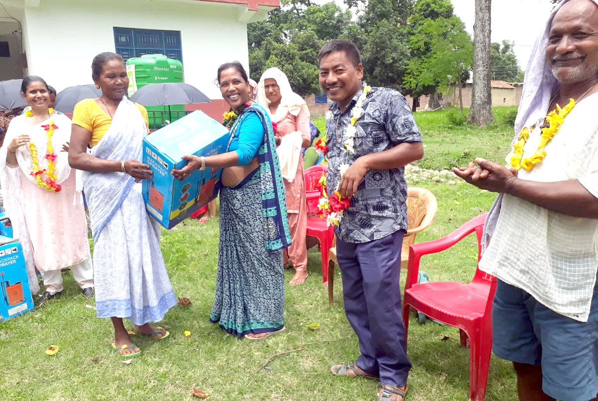 महिला समूहहे स्प्रे ट्याङ्की वितरण