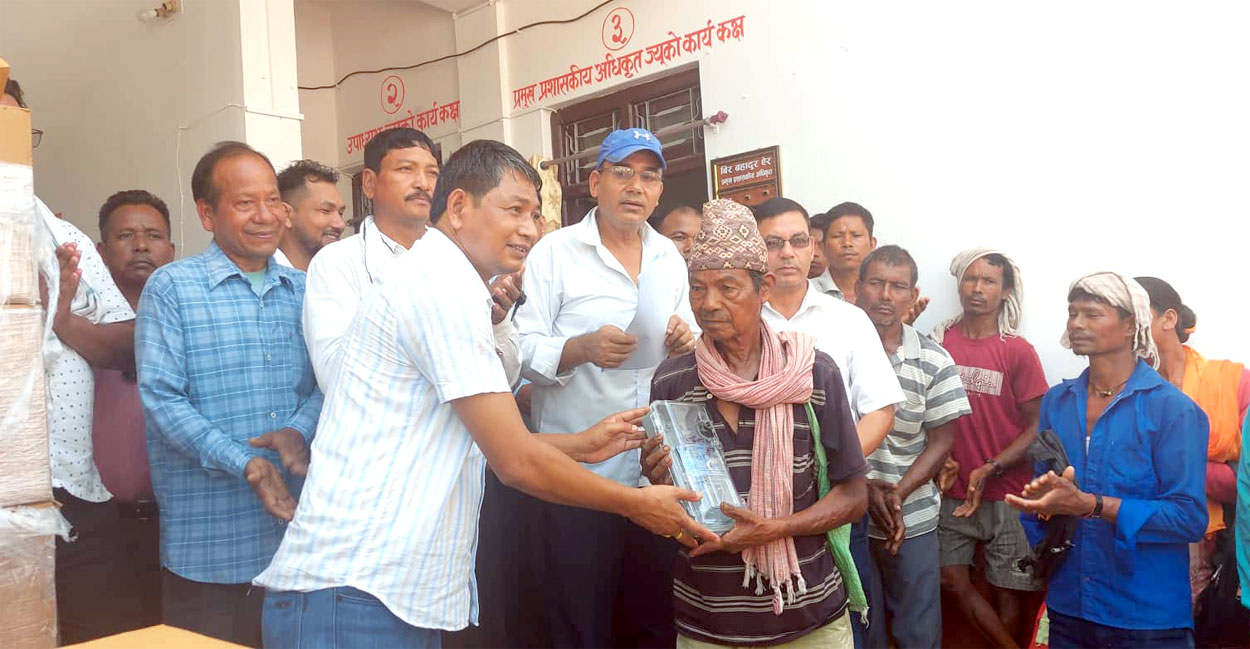 कैलारी गाउँपालिका विपन्न परिवारहे निःशुल्क विद्युत मिटर वितरण