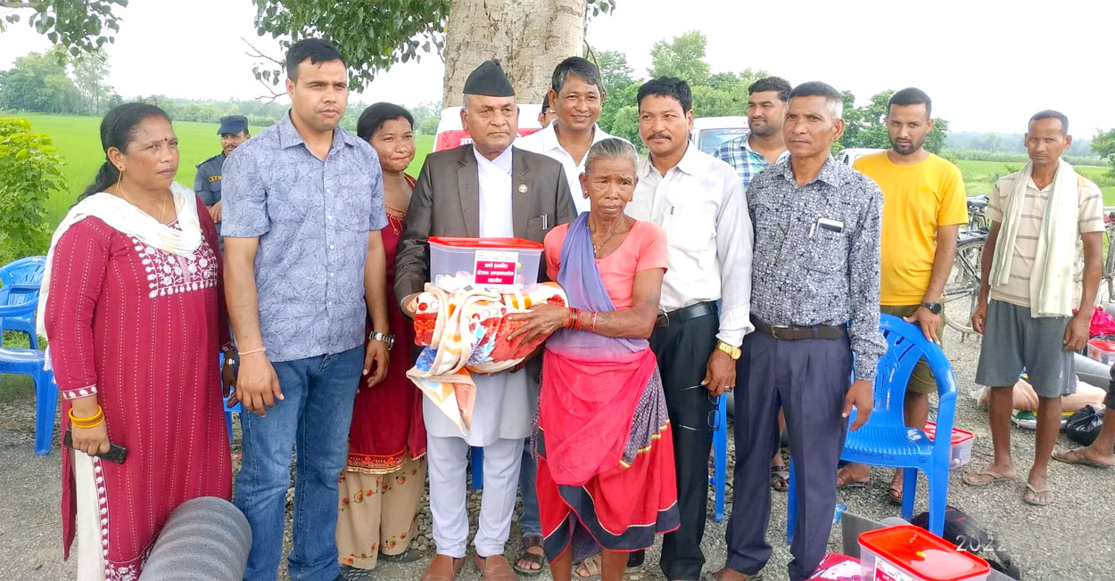 शिवरत्नपुरके बाढ पीडितहे खाद्यन्न तथा लत्ताकपरा वितरण