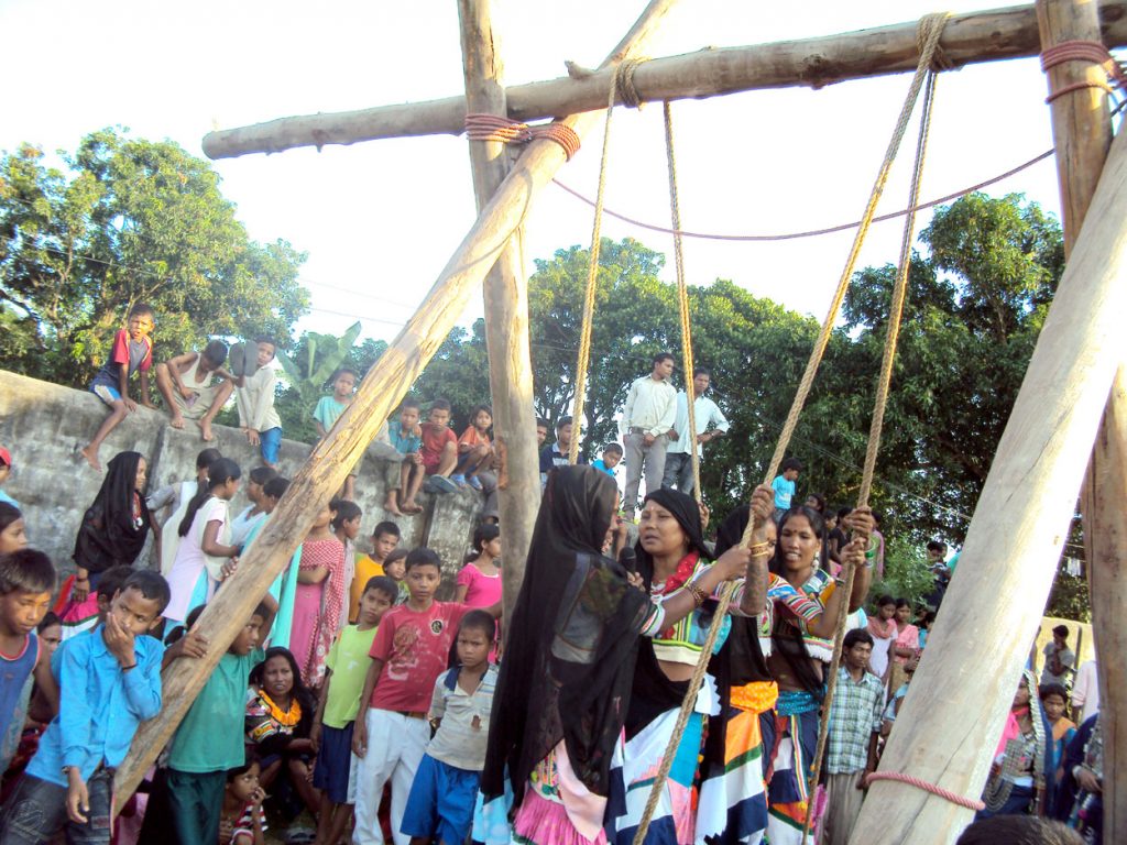 कञ्चनपुरके राना थारुमे सावनके डोलाके रौनक