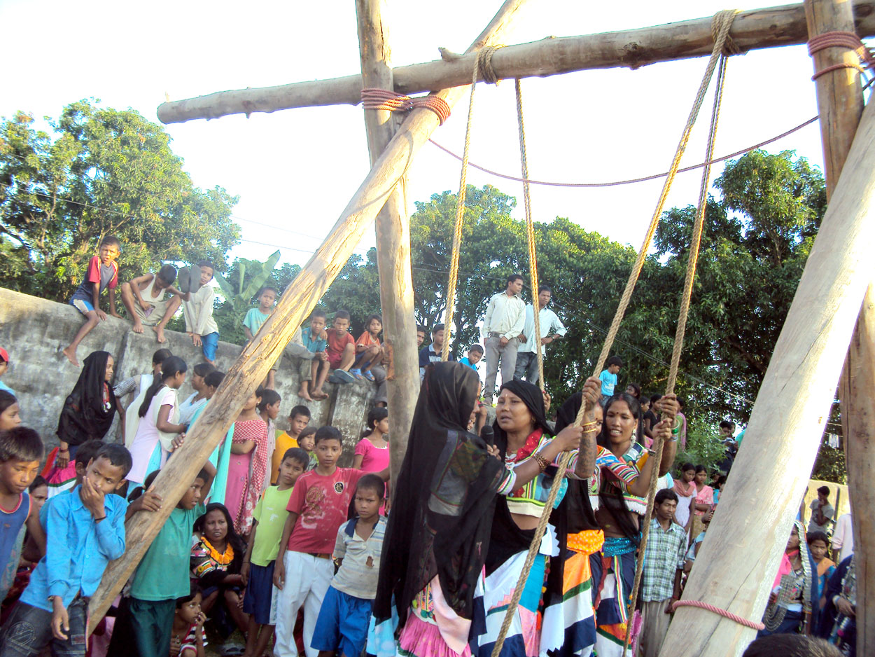 कञ्चनपुरके राना थारुमे सावनके डोलाके रौनक