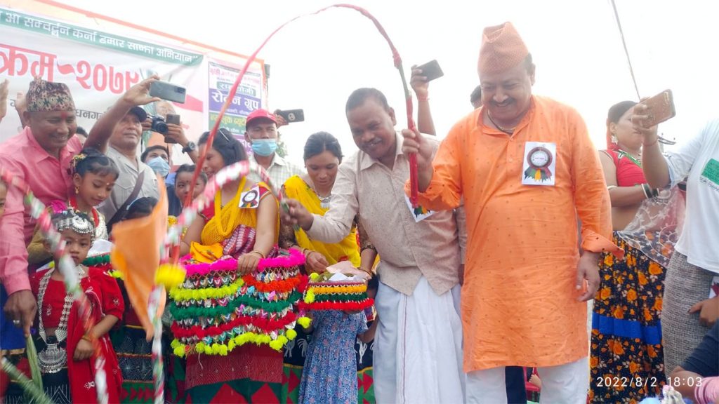 नगरप्रमुख हमाल ओ प्रजिअ थापा ठठैलै गुरही