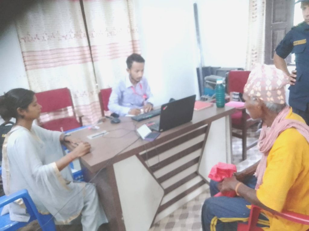 कैलारी गाउँपालिका सुरु करल वडा कार्यालयसे बृद्धा भत्ता वितरण