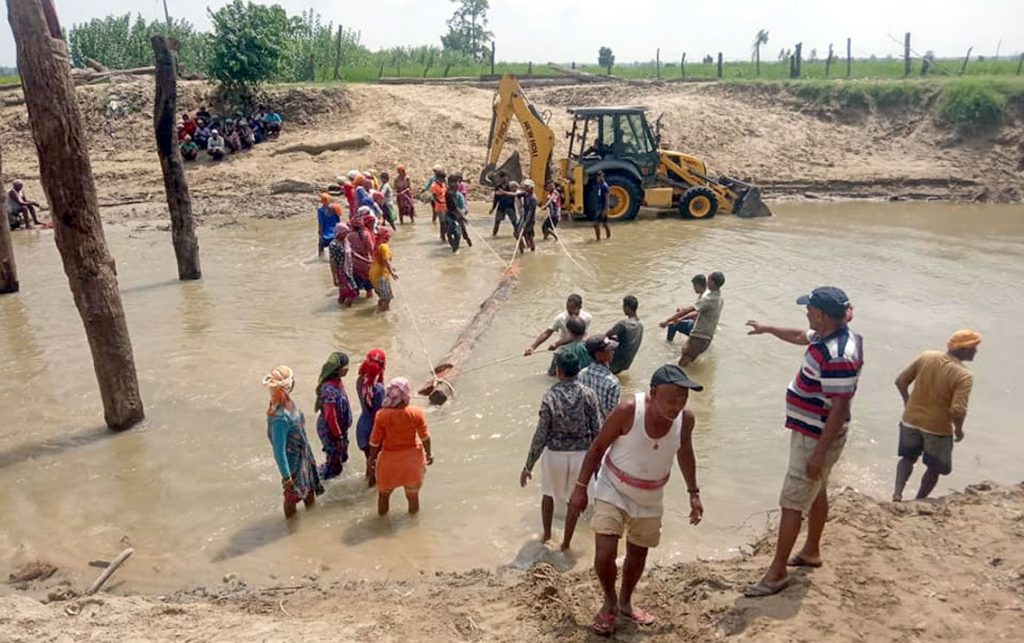 स्थानीयसे पक्की पुलके माग