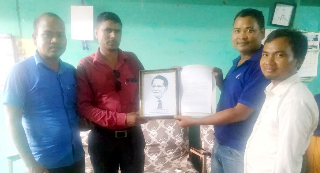 सत्यनारायणहे संस्थापक अध्यक्ष माग कैटी फोनिजसे ज्ञापनपत्र