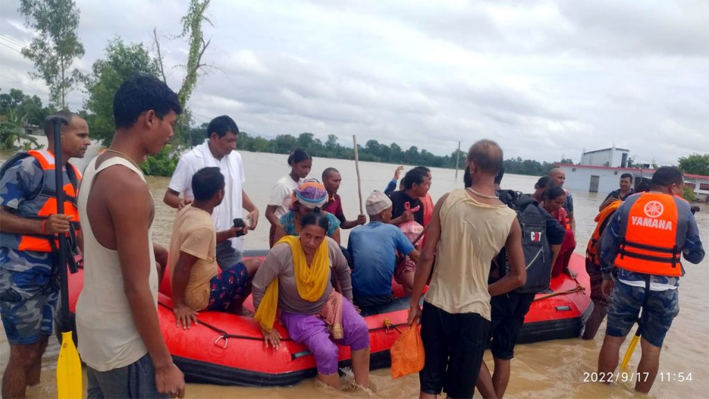 कैलारीके दुई वडा डुबानमे उद्धार कार्य जारी (फोटो फिचर)