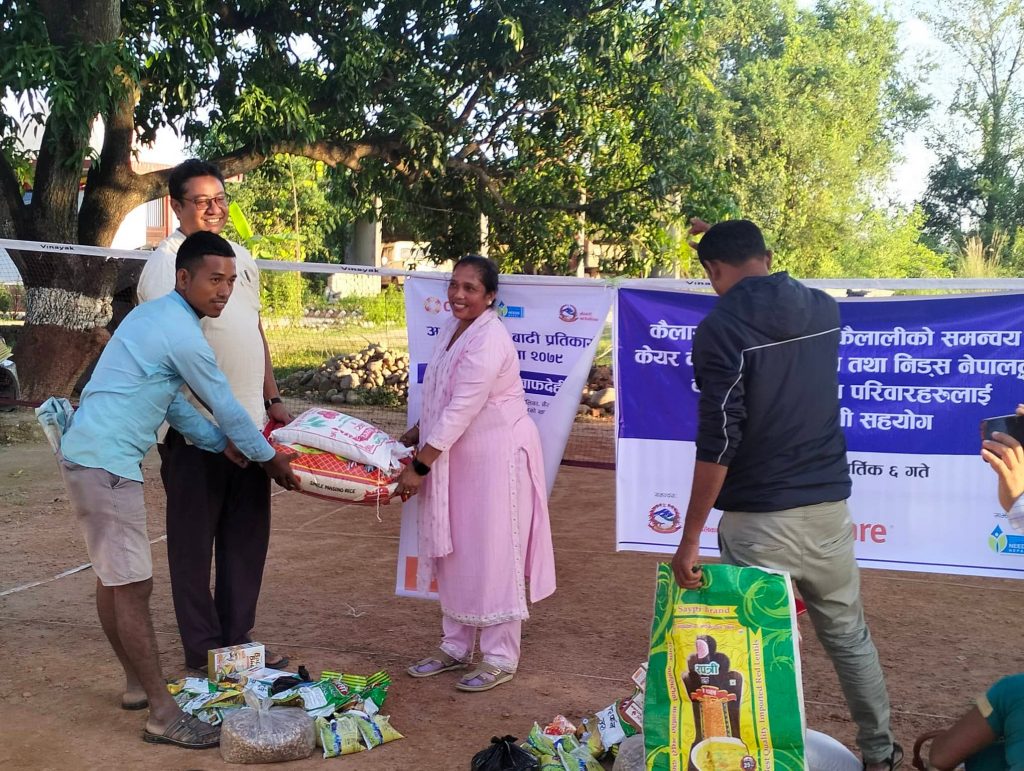 बाढ प्रभावित ओ विपन्न परिवारहे खाद्यन्न सहगोग हस्तान्तरण