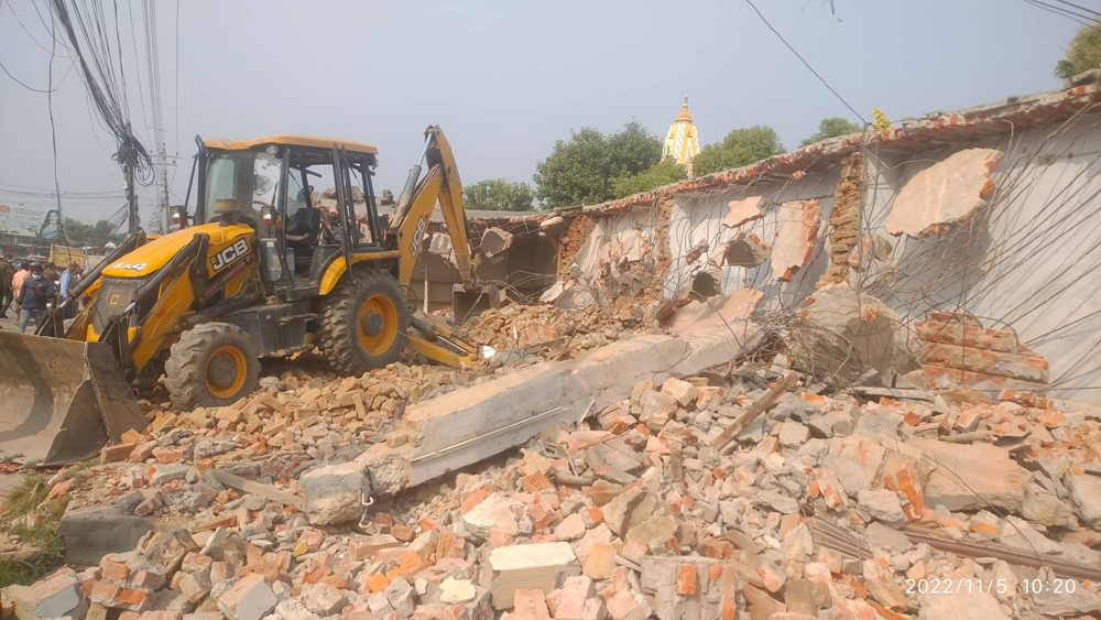 एलएन चोक स्थित मुख्य सडक क्षेत्रमे पर्ना संरचना हटागिल
