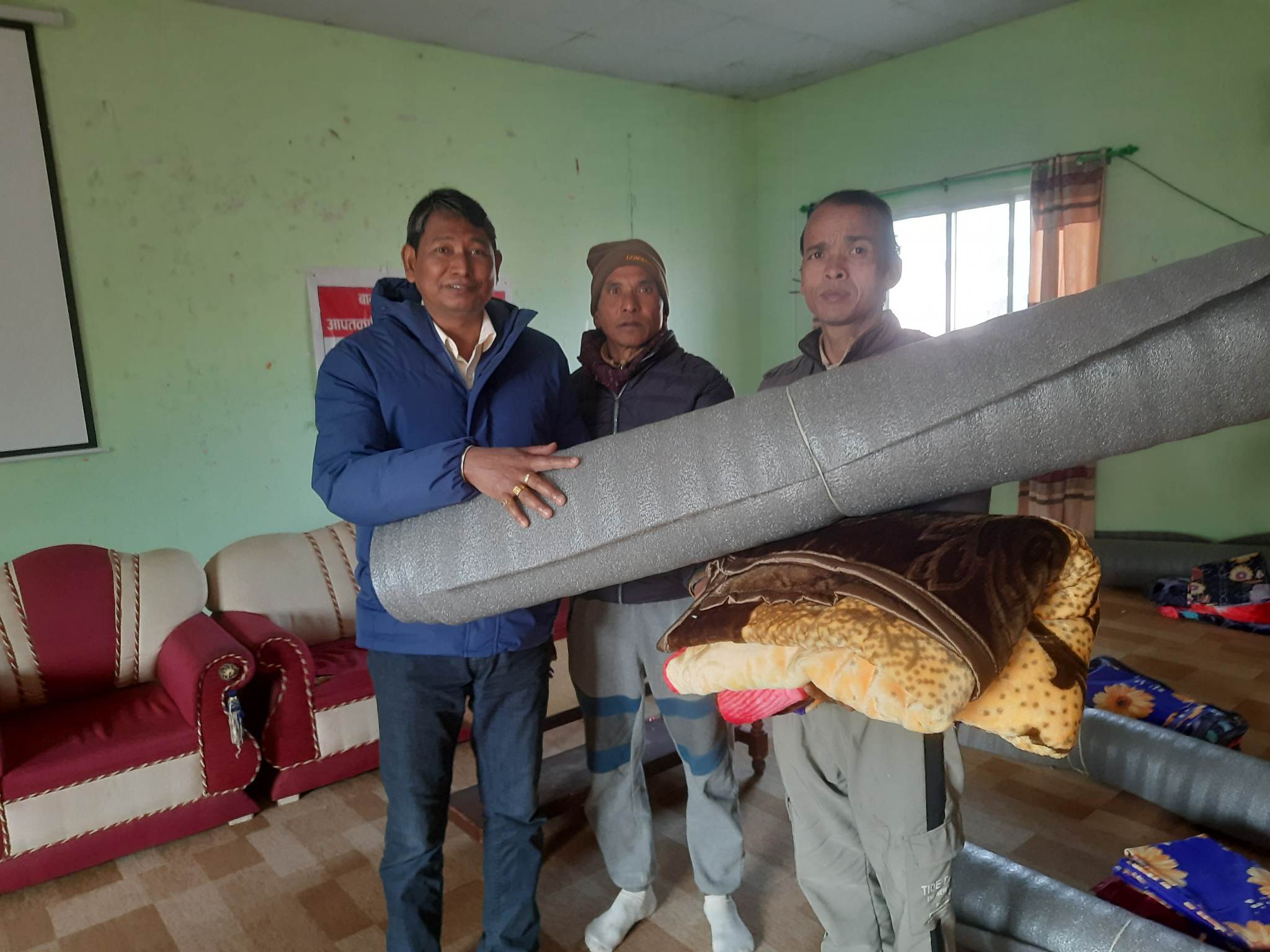 बाढ प्रभावितहुकन लाग आपतकालिन सामाग्री वितरण