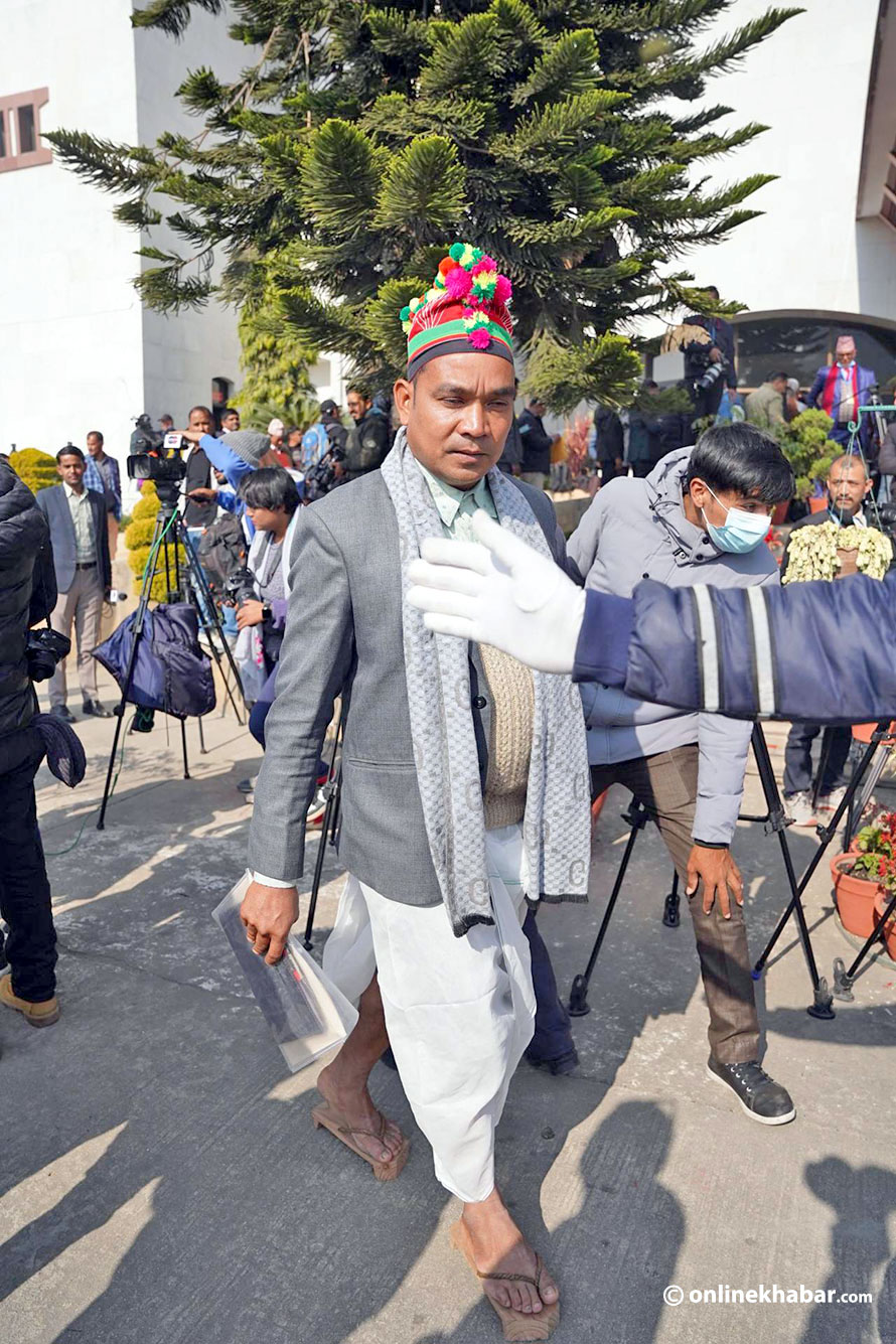 कठुवाके पौवा, धोती ओ कटौटी टोपीमे सांसद गंगाके शपथ