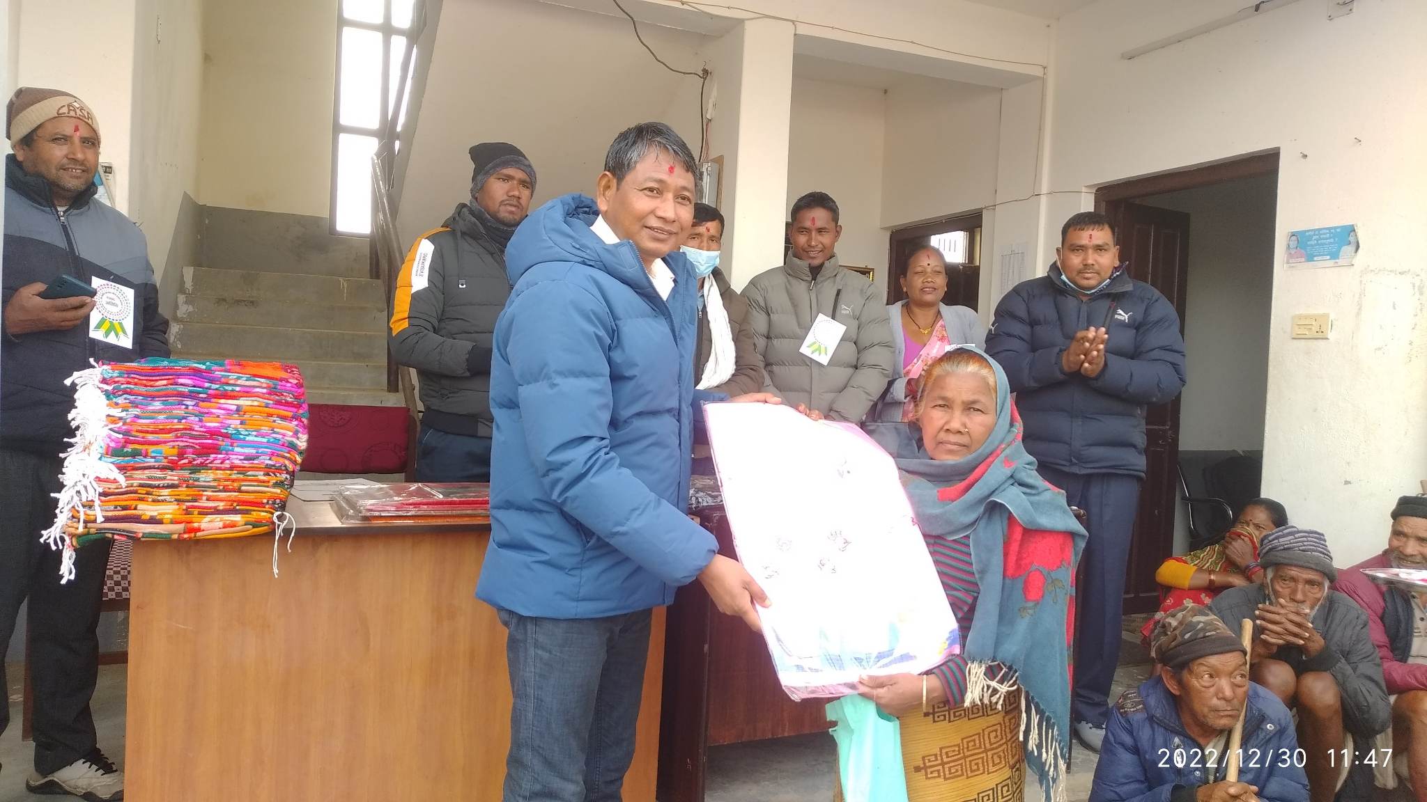 कैलारीसे जेष्ठ नागरिकहे सम्मानके लाग गरम कपरा वितरण