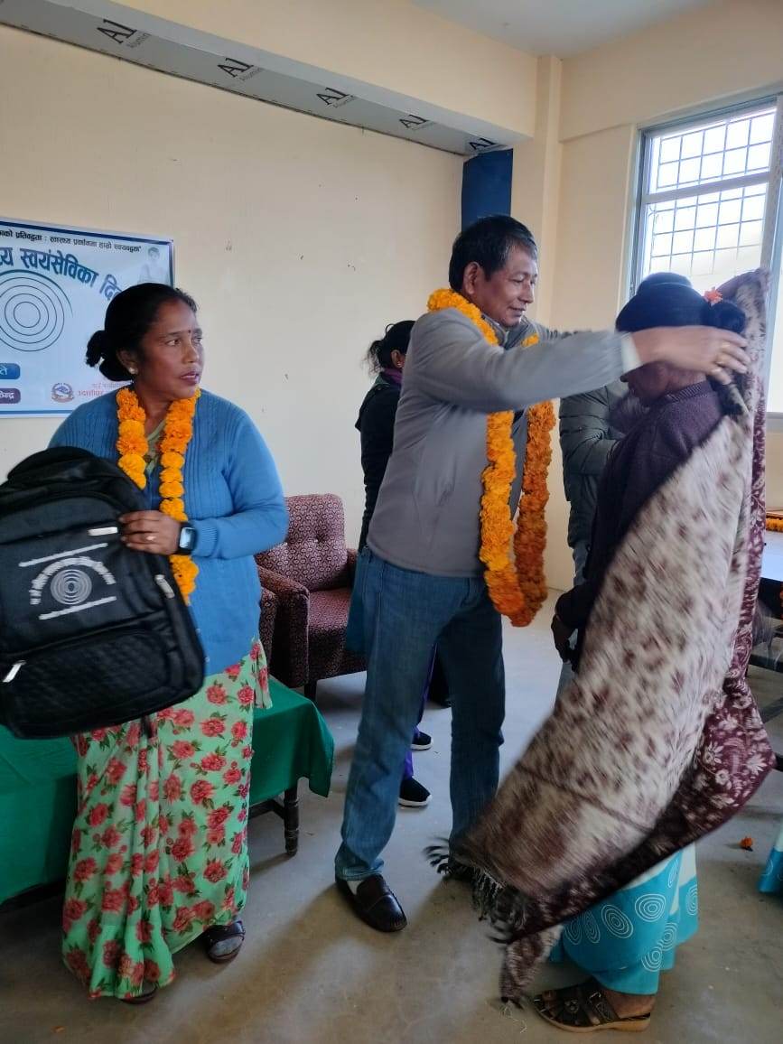 महिला स्वास्थ्य स्वयसेविका झोला ओ सम्मानपत्र वितरण