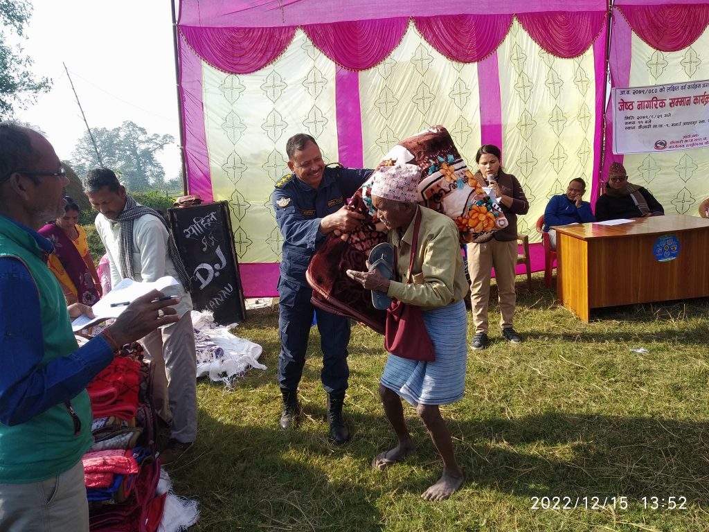 जेष्ठ नागरिक ओ फरक क्षमता रहल व्यक्तिनहे कम्मल वितरण