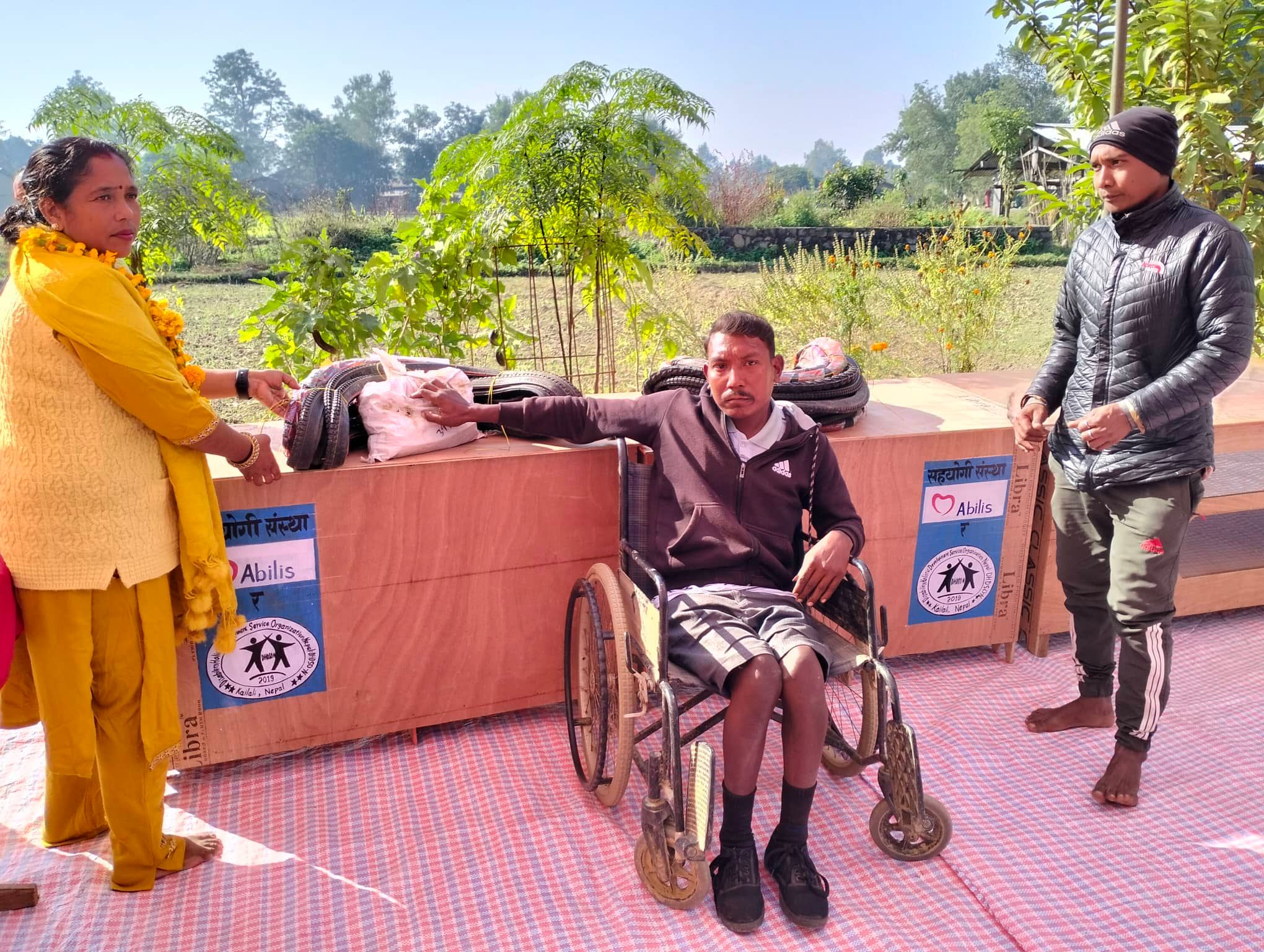 अपाङता रहल व्यक्तिनहे बंगुरके बच्चा ओ किराना सामान वितरण
